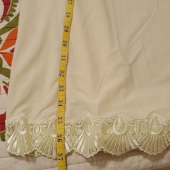Vintage pale yellow nightie size Small - Picture 7 of 8